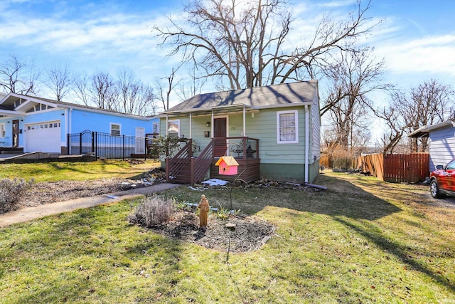 view of front of property featuring fence, a porch, and a front yard