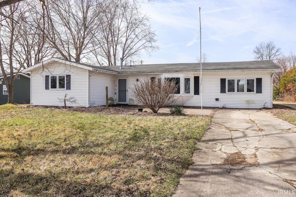 view of front of property featuring driveway and a front yard