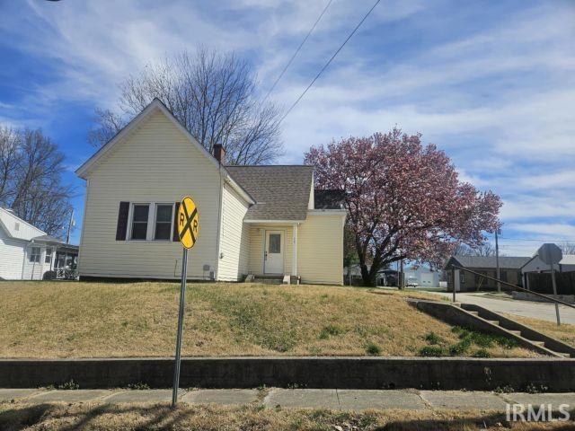 view of front facade with a front lawn