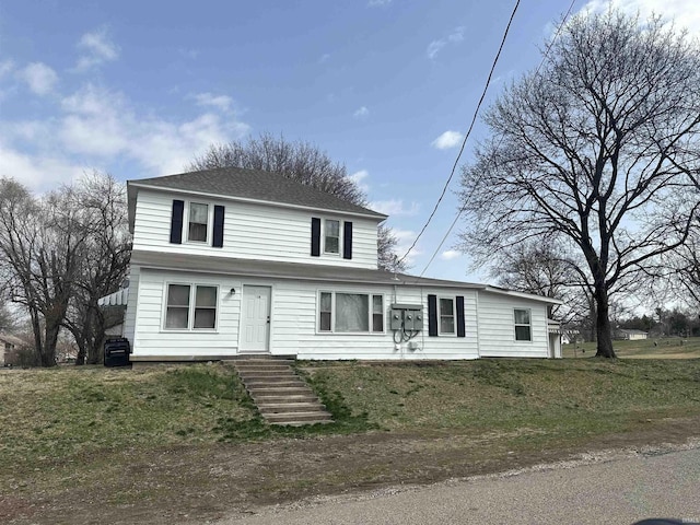 112 W Bond St, Attica, IN 47918 - traditional home with a front lawn