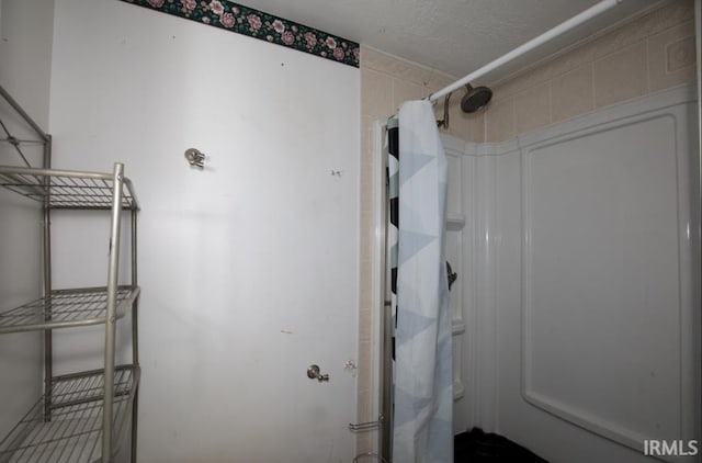 1620 Shelby Ave, Evansville, IN 47714 - bathroom featuring curtained shower and a textured ceiling