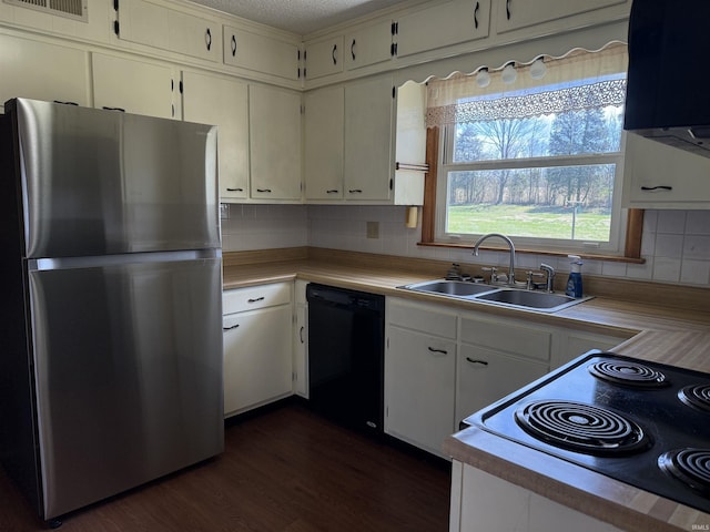 kitchen with a sink, freestanding refrigerator, dishwasher, dark wood finished floors, and electric range