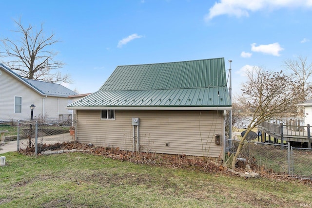 5540 N Willow Ave, Columbia City, IN 46725 - back of property with a lawn, fence, and metal roof