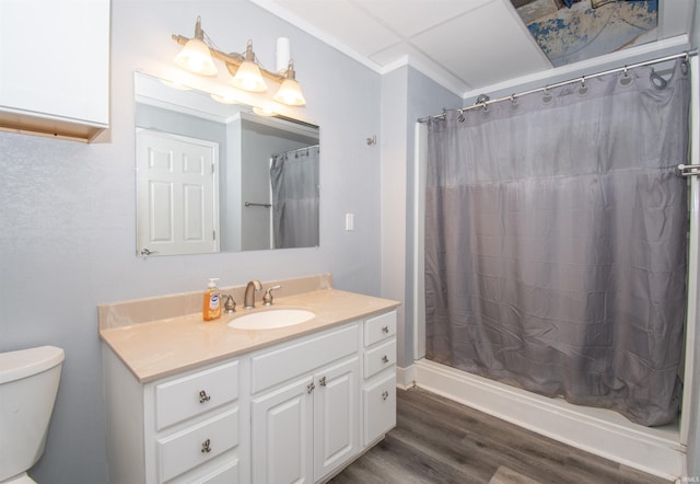 908 S Main St, Kendallville, IN 46755 - full bathroom featuring vanity, toilet, ornamental molding, curtained shower, and wood finished floors