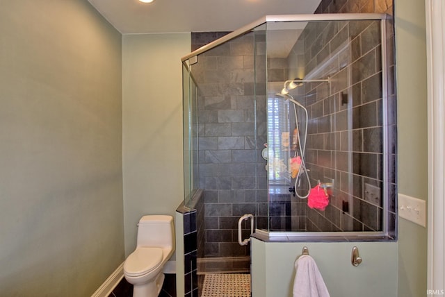 full bathroom featuring a tile shower, recessed lighting, and toilet