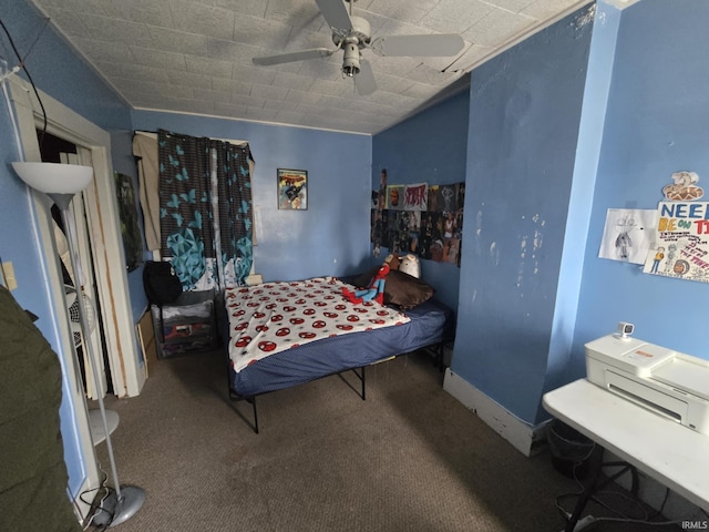 carpeted bedroom featuring a ceiling fan