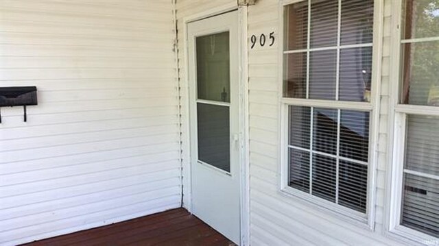 905 Stewart Ave, Evansville, IN 47715 - view of exterior entry featuring a porch