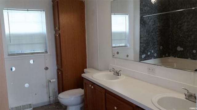 905 Stewart Ave, Evansville, IN 47715 - full bath featuring double vanity and toilet