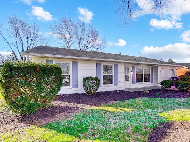 view of front of property featuring a front lawn