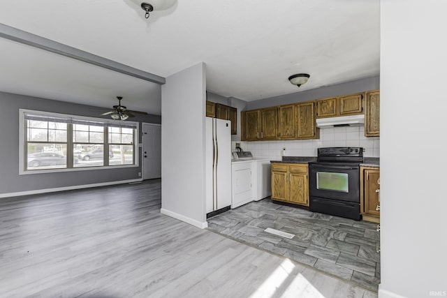 kitchen with backsplash, a ceiling fan, freestanding refrigerator, black range with electric stovetop, and under cabinet range hood