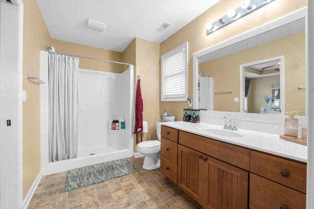full bathroom featuring toilet, vanity, curtained shower, and visible vents