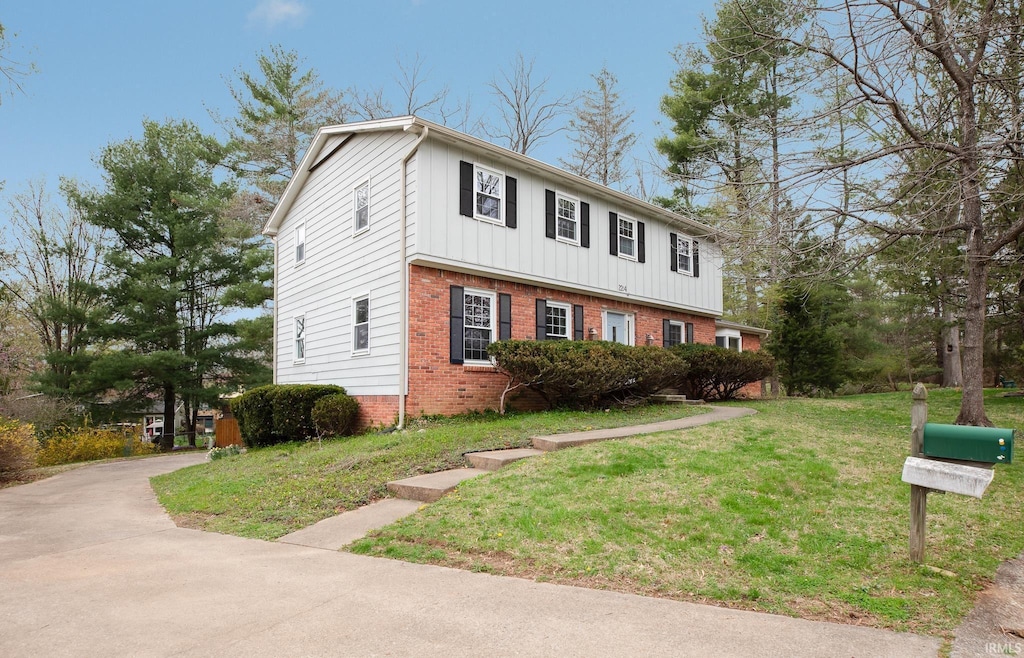 2204 S Belhaven Ct, Bloomington, IN 47401 - colonial home with brick siding and a front lawn