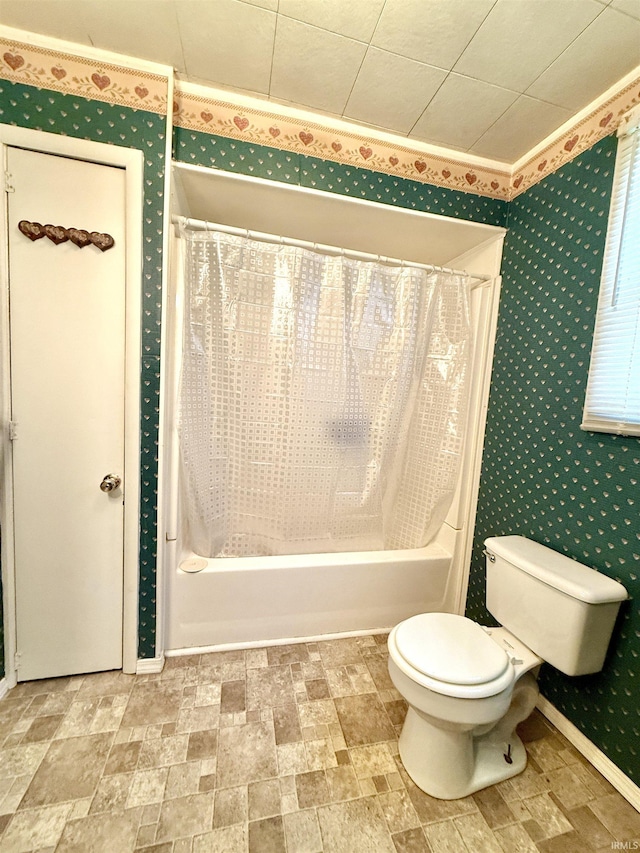 603 N Maple St, Converse, IN 46919 - bathroom featuring shower / tub combo, toilet, stone finish floor, baseboards, and wallpapered walls