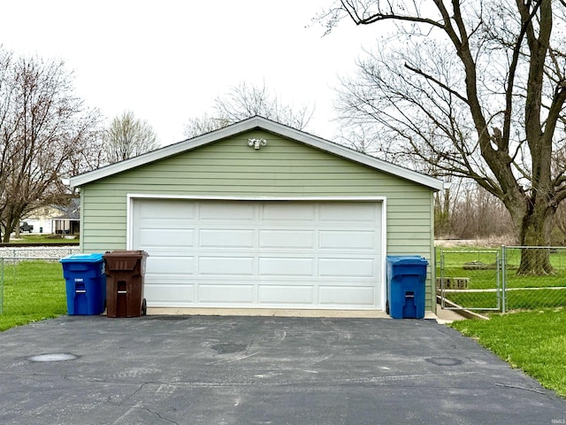 603 N Maple St, Converse, IN 46919 - detached garage with fence