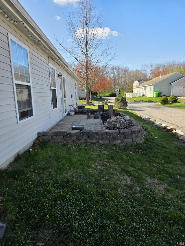 view of yard featuring a patio area