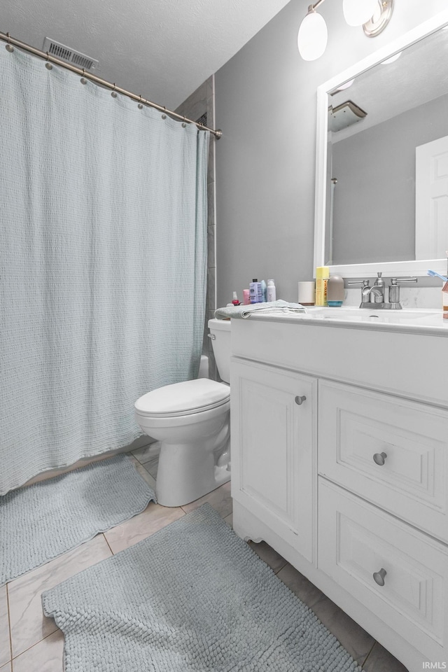 full bathroom with visible vents, toilet, vanity, and a shower with curtain