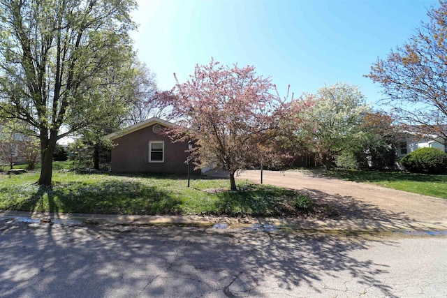 view of front of home featuring a front lawn