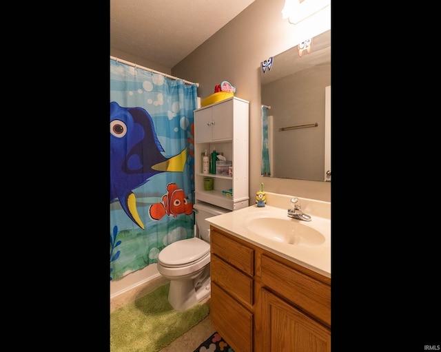bathroom with a shower with shower curtain, vanity, and toilet