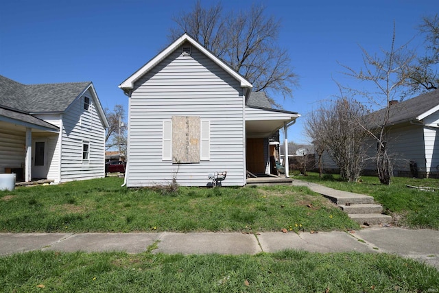 1720 W 7th St, Muncie, IN 47302 - bungalow featuring a front yard