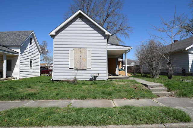 view of front of house featuring a front lawn