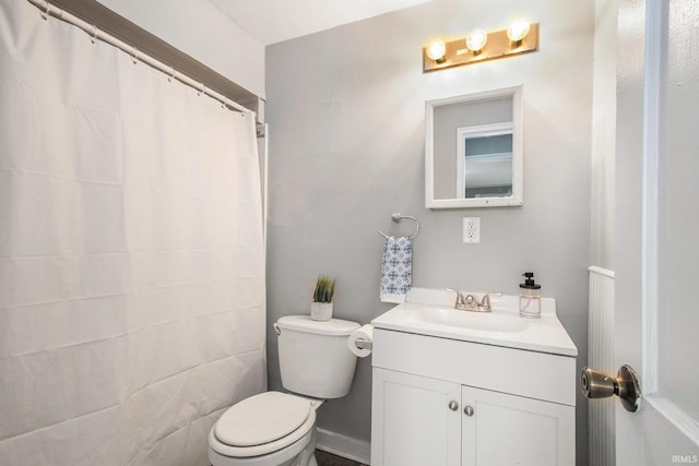 full bathroom with curtained shower, vanity, and toilet