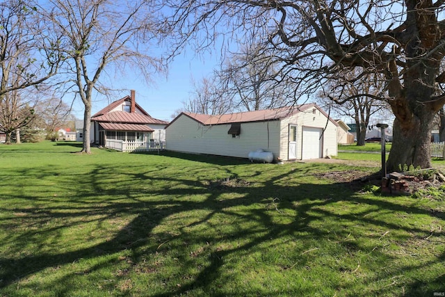 view of yard featuring an outdoor structure