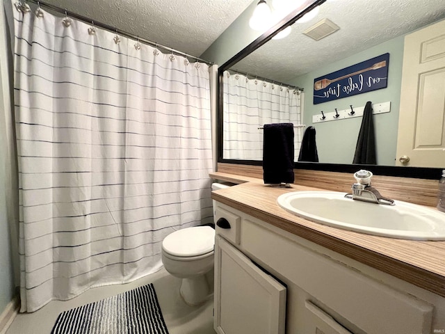 full bath featuring toilet, a textured ceiling, vanity, and a shower with curtain