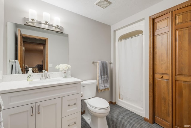 full bathroom featuring visible vents, toilet, vanity, baseboards, and a shower with shower curtain