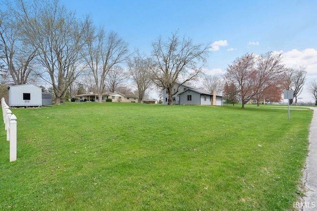 view of yard featuring an outbuilding