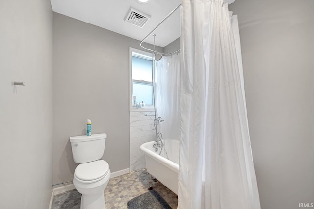 617 Pearl St, Culver, IN 46511 - bathroom featuring shower / tub combo with curtain, visible vents, and toilet