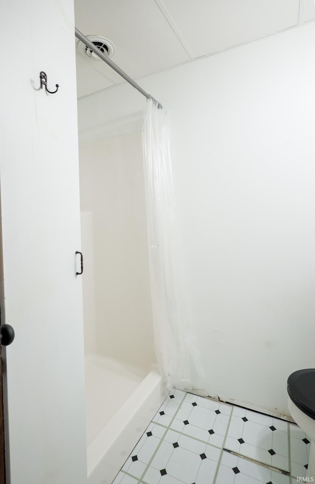 full bath with curtained shower