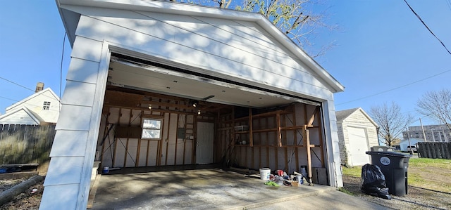 910 Harriet St, Evansville, IN 47710 - garage with fence