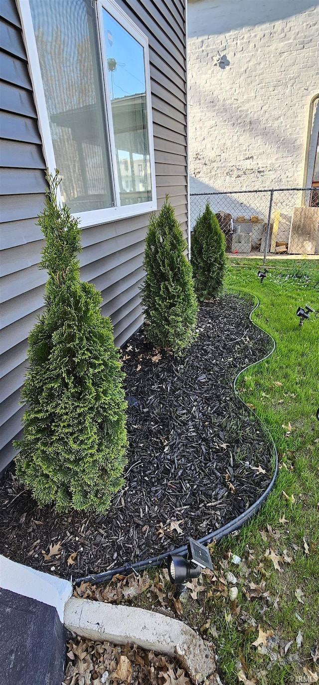 910 Harriet St, Evansville, IN 47710 - view of yard featuring fence