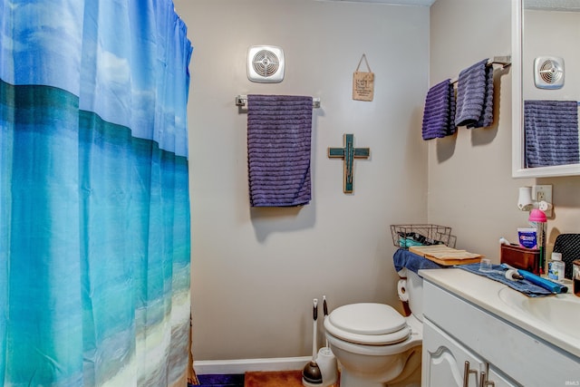full bathroom featuring toilet, a shower with shower curtain, vanity, and baseboards