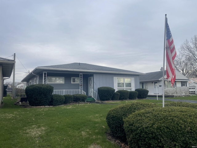 view of front of home featuring a front yard
