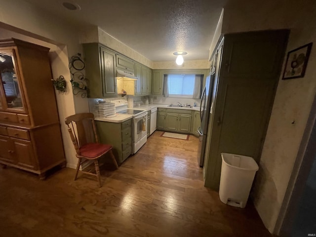 kitchen featuring a sink, white range with electric cooktop, light wood-type flooring, freestanding refrigerator, and a textured ceiling