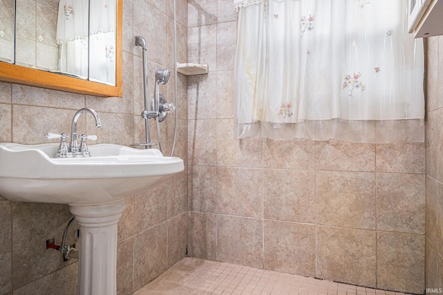 619 Widaman St, Warsaw, IN 46580 - bathroom with a tile shower