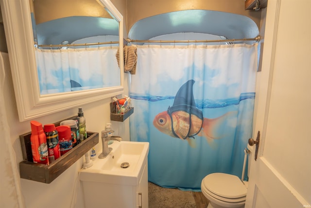 bathroom featuring a shower with shower curtain, vanity, and toilet