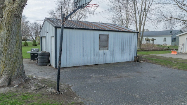 view of outdoor structure featuring an outdoor structure