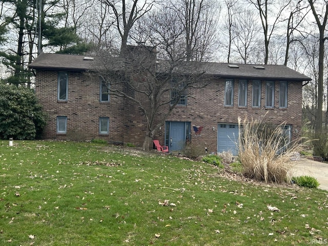 view of front of home with driveway, a garage, a front lawn, and brick siding