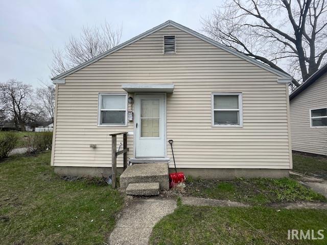 view of front of home featuring entry steps and a front yard