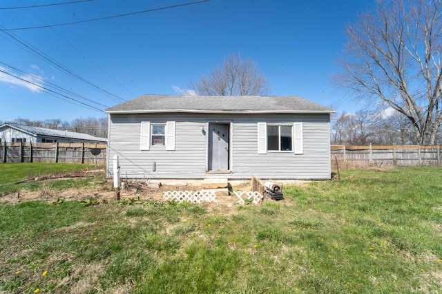 view of front of house with fence and a front yard