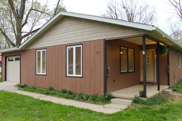 320 W Ritter St, Ellettsville, IN 47429 - view of front facade featuring a front yard and a garage