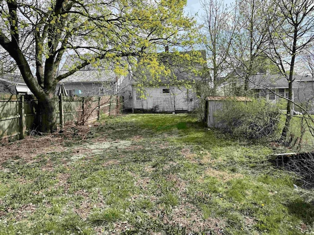 313 E S B St, Gas City, IN 46933 - view of yard featuring fence and an outdoor structure