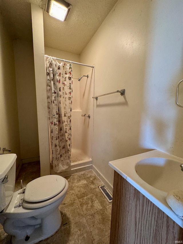 313 E S B St, Gas City, IN 46933 - bathroom featuring toilet, a textured ceiling, curtained shower, and baseboards