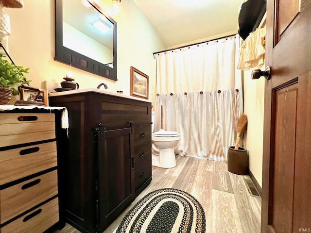 full bath with wood finished floors, visible vents, toilet, vanity, and a shower with curtain
