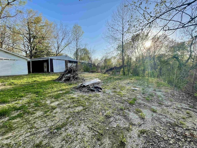 view of yard featuring an outdoor structure and a pole building