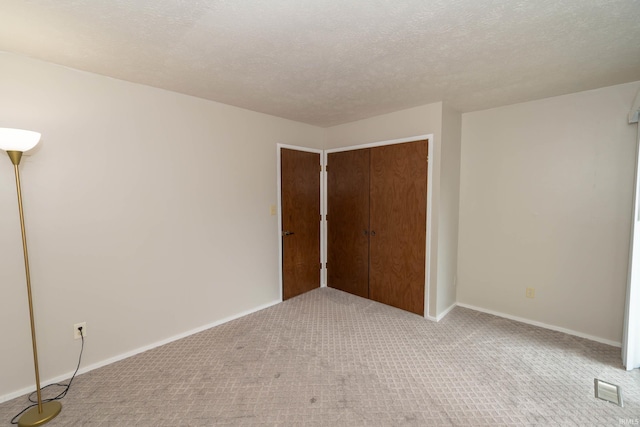 4829 Kintyre Dr, South Bend, IN 46614 - unfurnished bedroom with a textured ceiling, visible vents, baseboards, carpet, and a closet