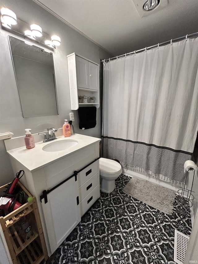 full bathroom featuring a shower with curtain, vanity, and toilet