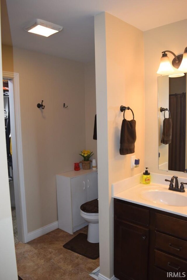 3201 Helmsford Ct, Evansville, IN 47715 - full bathroom featuring toilet and vanity